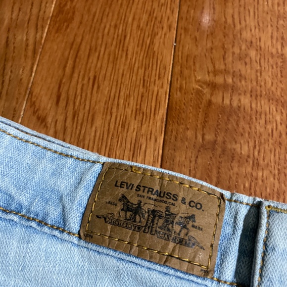 Levi’s light wash shorts - Picture 6 of 10